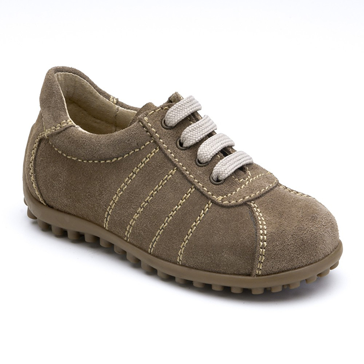 Deportiva niño beige (25€ + IVA)